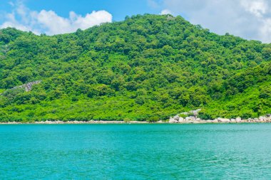 Taş deniz kıyısında bir Cennet Adası'nda