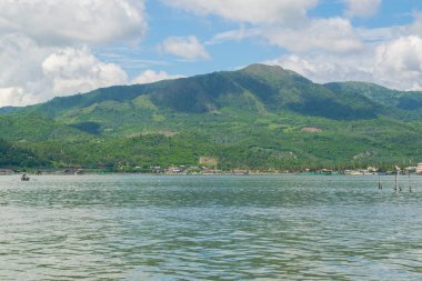 Ada sahil, dağ ve bulutlar deniz manzara