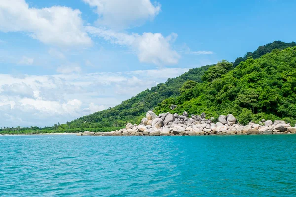 Steinmeer auf einer paradiesischen Insel — Stockfoto