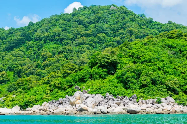 Orilla de piedra en una isla paradisíaca —  Fotos de Stock