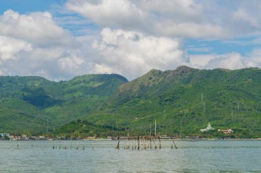 Deniz kıyısında bir Cennet Adası - Güney Çin Denizi - Vietnam Nha Trang koyunda