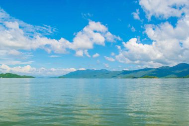 Deniz kıyısında bir cennet ile görünüm ve gökyüzü yansıma Adaları