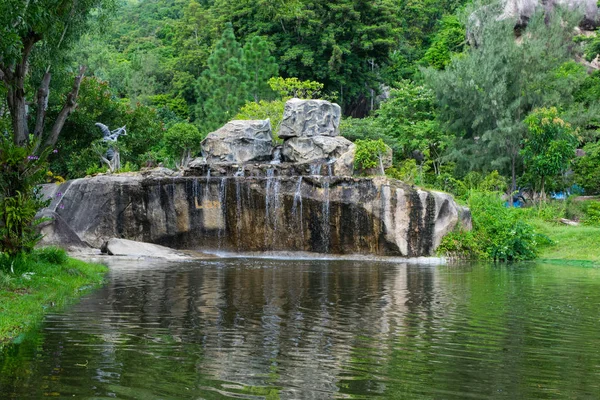 Cascada y un lago en un parque en Orchid Island, Vietnam — Foto de Stock