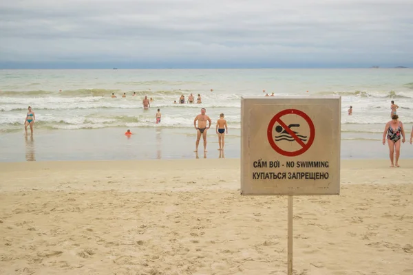 Panneau prohibitif Non Nager à la plage — Photo