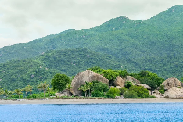 Steinmeer auf einer paradiesischen Insel — Stockfoto