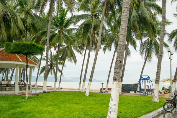 海岸 Nha Trang リゾート、ベトナムで公園でパビリオンします。 — ストック写真
