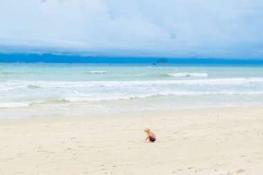Kum, Vietnam, Nha trang yalnız bech çizim bir bebek