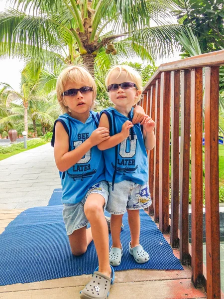 비슷한 선글라스와 옷은 열 대 리조트, 베트남에서 두 형제 로열티 프리 스톡 사진