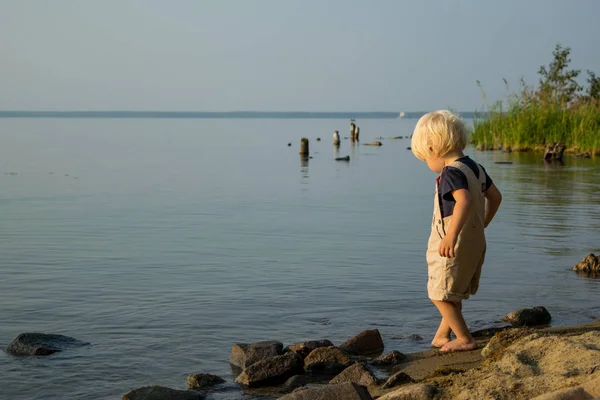 湖岸与宝宝玩沙子 — 图库照片