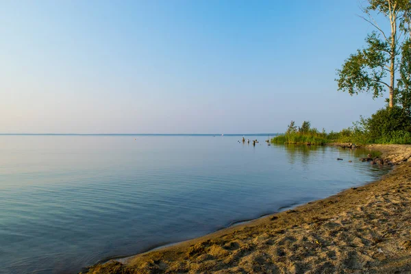 Kum ve Uveldy Gölü akşam, Urallar, Rusya'nın bitki örtüsü ile banka