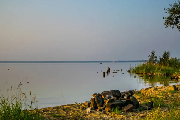 Kum ve Uveldy Gölü akşam, Urallar, Rusya'nın bitki örtüsü ile banka