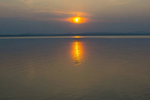 Pôr do sol em um lago Uveldy, Os Urais, Rússia — Fotografia de Stock