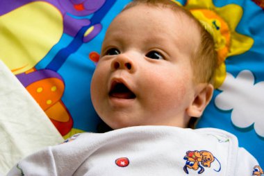 Yeni doğan bebek mutlu gülümseme - yüz 