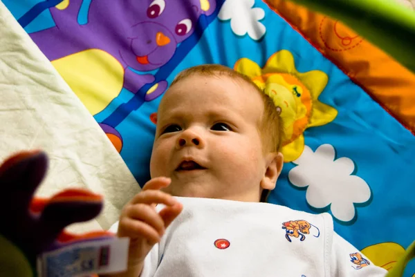 Yeni doğan bebek mutlu gülümseme - yüz 