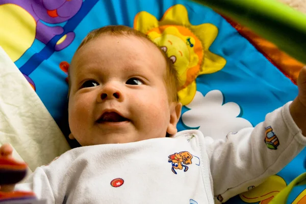 Novorozené dítě šťastný úsměv - obličej — Stock fotografie