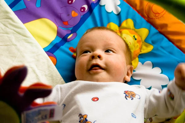 신생아 아기 행복 한 미소-얼굴 스톡 이미지