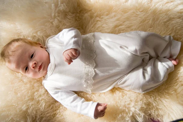 Новорожденный счастливый сладкий ребенок на пушистом одеяле — стоковое фото