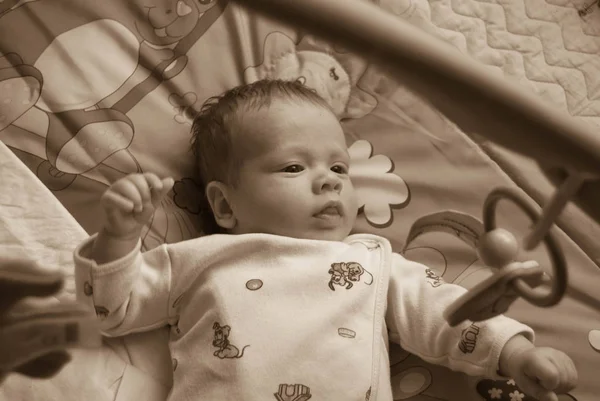 Bebé recién nacido sonrisa feliz - cara de cerca con un fondo tenue — Foto de Stock