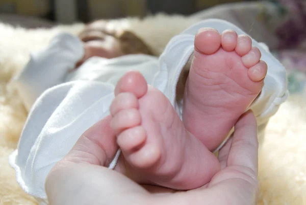 Pernas (pé) de uma criança com pequenos dedos de bebê — Fotografia de Stock