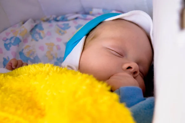 Retrato de bebé recién nacido que duerme dulce — Foto de Stock