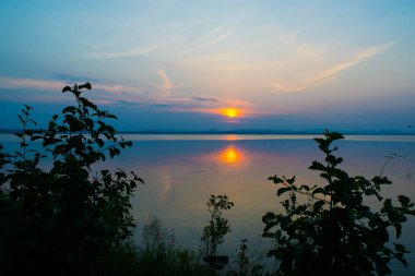 Rose günbatımında bir göl Uveldy, Urallar, Rusya