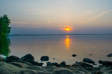 Rose günbatımında bir göl Uveldy, Urallar, Rusya