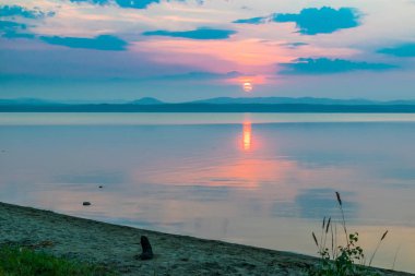 Rose günbatımında bir göl Uveldy, Urallar, Rusya