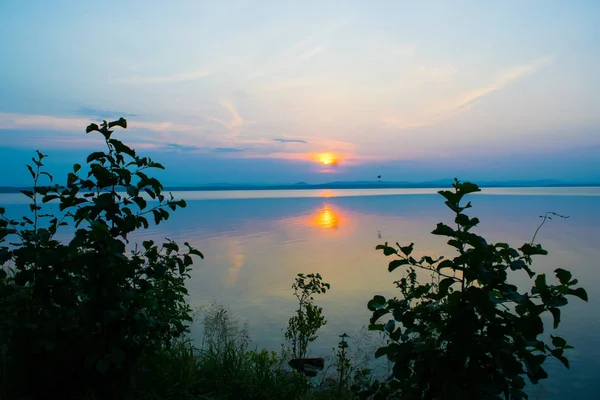 Rose günbatımında bir göl Uveldy, Urallar, Rusya