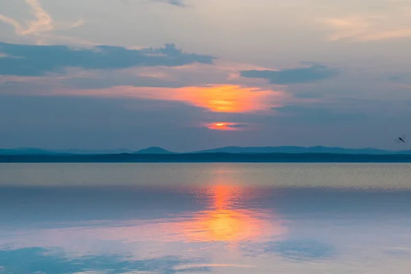 Rose Sunset em um lago Uveldy, Os Urais, Rússia — Fotografia de Stock