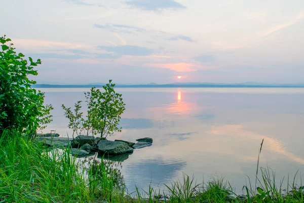 Rose Sunset em um lago Uveldy, Os Urais, Rússia — Fotografia de Stock