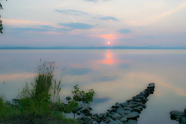 Doca de pedra romântica, passarela em um lago ao pôr do sol, Uveldy, Os Urais, Rússia — Fotografia de Stock