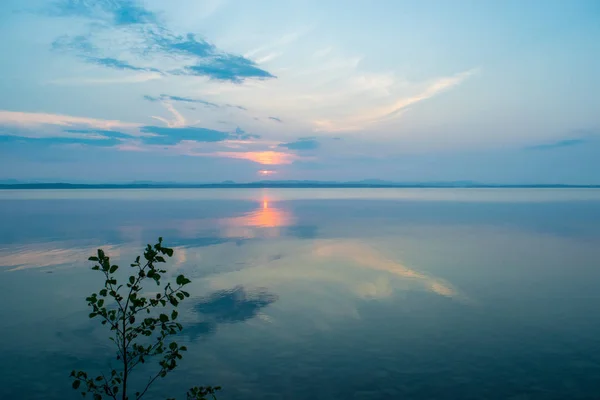 Rose Sunset em um lago Uveldy, Os Urais, Rússia — Fotografia de Stock