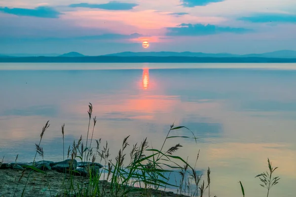 Rose Sunset em um lago Uveldy, Os Urais, Rússia — Fotografia de Stock
