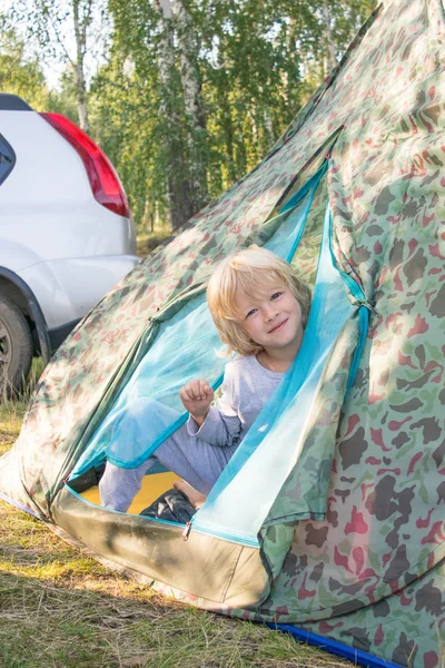 Uykulu sarışın çocuk bir çadır bir sabah olur.
