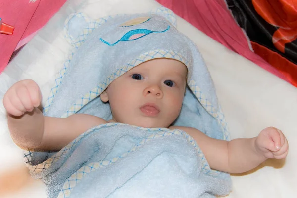 Niño recién nacido después del baño en una toalla de rizo azul — Foto de Stock