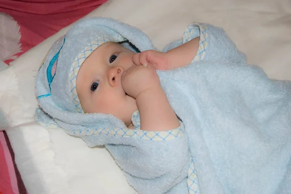 Niño recién nacido después del baño en una toalla de rizo azul — Foto de Stock