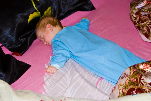 Bebek çocuk yüz uyuyor evde aşağı