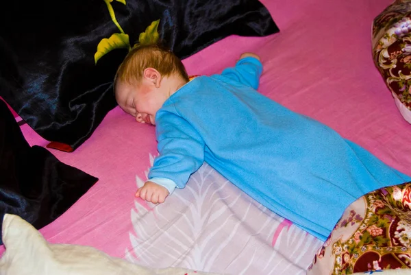 Bebek çocuk yüz uyuyor evde aşağı