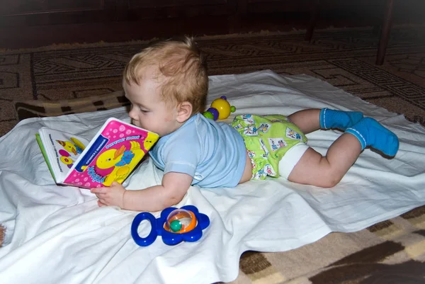 유아 아기 장난감 책을 읽고 로열티 프리 스톡 사진