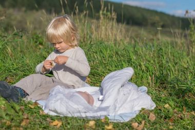 Yeni doğan kardeşi ile sarışın bir çocuk