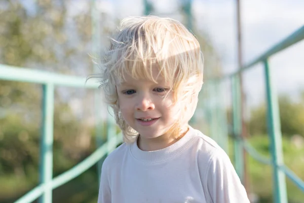 Porträt eines blonden Jungen an einer Brücke — Stockfoto