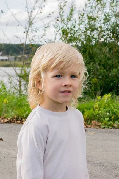 Portret blond chłopca słowiańskich — Zdjęcie stockowe