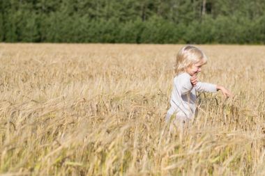 Sarışın Slav mutlu çocuk çocuk olgun çavdar buğday alan 