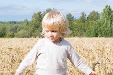 Sarışın Slav mutlu çocuk çocuk olgun çavdar buğday alan 
