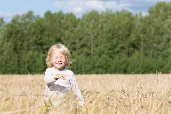 Sarışın Slav mutlu çocuk çocuk olgun çavdar buğday alan 