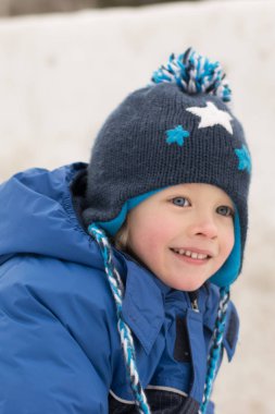 Mutlu çocuk bir karda yalan