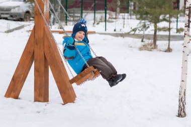 Bir kış Park hali üzerinde mutlu çocuk