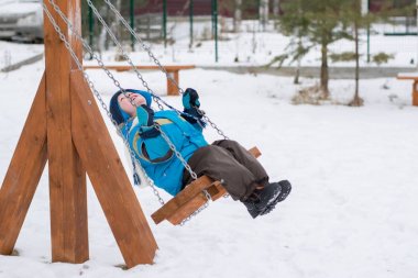 Bir kış Park hali üzerinde mutlu çocuk