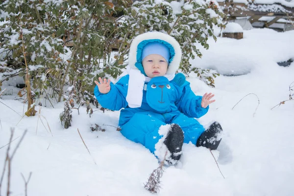 Un bébé assis dans une neige surprenant l'hiver — Photo