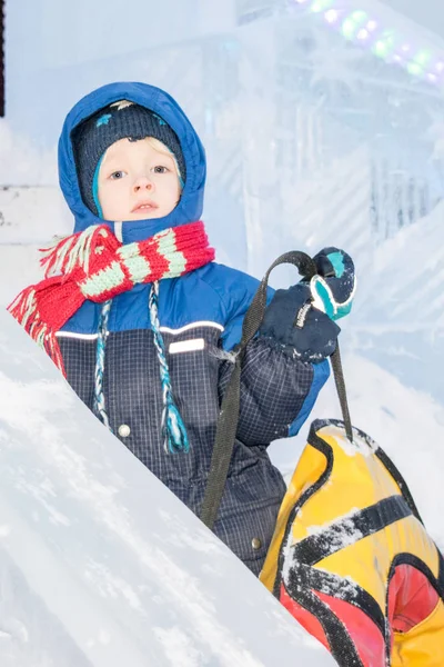 Glücklicher Junge Rodelt Von Einer Schneerutsche Auf Buntem Rohr — Stockfoto